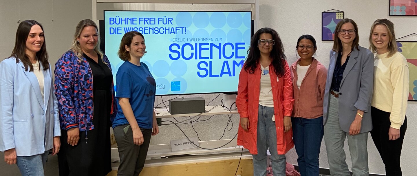 Gruppenfoto mit den vier Teilnehmerinnen vom Science Slam