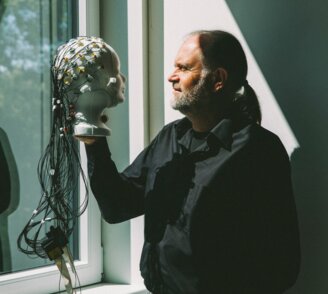 Stephan Getzmann mit EEG Kappe