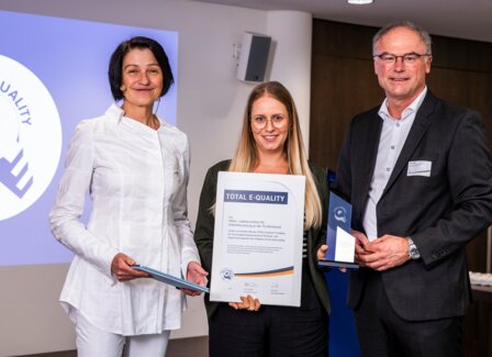 Katharina Grande accepts the TOTAL E-QUALITY award.